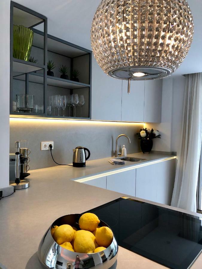 Luxury Apartment In La Isla, Walking Distance To Puerto Banus 마르베야 외부 사진